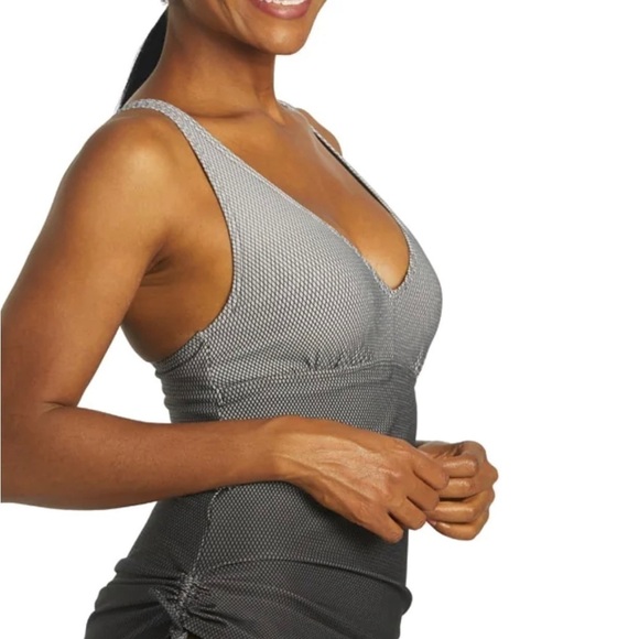 TYR Women's Fishnet V-Neck Sheath One Piece Swimsuit Size 6 NWT - Picture 4 of 13